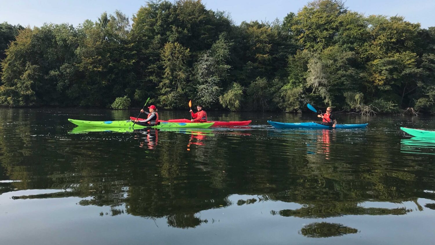 Begynderkursus i kajak. Det er nemt at lære at ro havkajak.