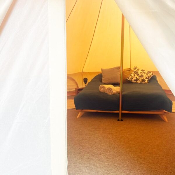 designkayaks glampingtelt academy overnatning - et kig ind i glampingteltet med opredt dobbeltseng