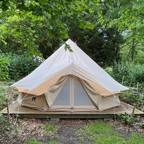 designkayaks glampingtelt academy overnatning - billede af glampingtelt mellem træer set udefra