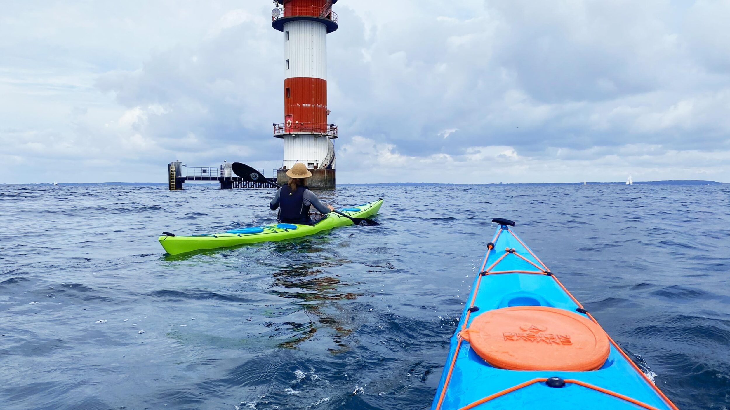 designkayaks herobillede kajaktur på havet to kajakker på vej mod fyrtårn