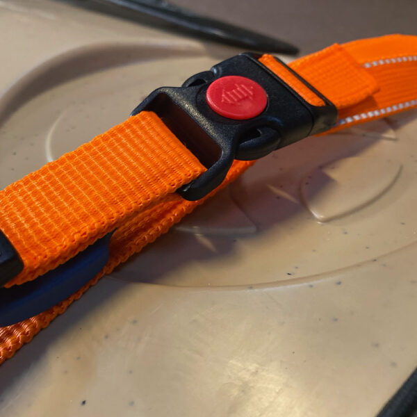 designkayaks Segla Gear Quick Release Contact Tow til havkajak eller kort trækline til havkajak er perfekt til kontaktbugsering og redninger her ses Slidstærkt nylonspænde med synlig quick-release-knap, der er nem at betjene med handsker