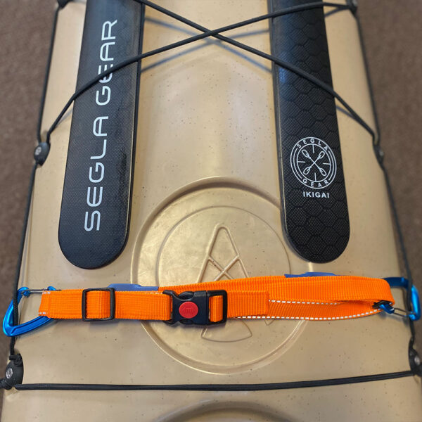 designkayaks Segla Gear Quick Release Contact Tow til havkajak eller kort trækline til havkajak er perfekt til kontaktbugsering og redninger her vist fastgjort til fordæk tværs over fordækket på en unplugged havkajak
