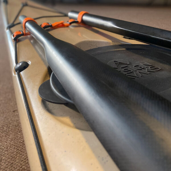 designkayaks segla gear pagajholder ekstrapagaj monteret på unplugged detalje med grønlandsåre