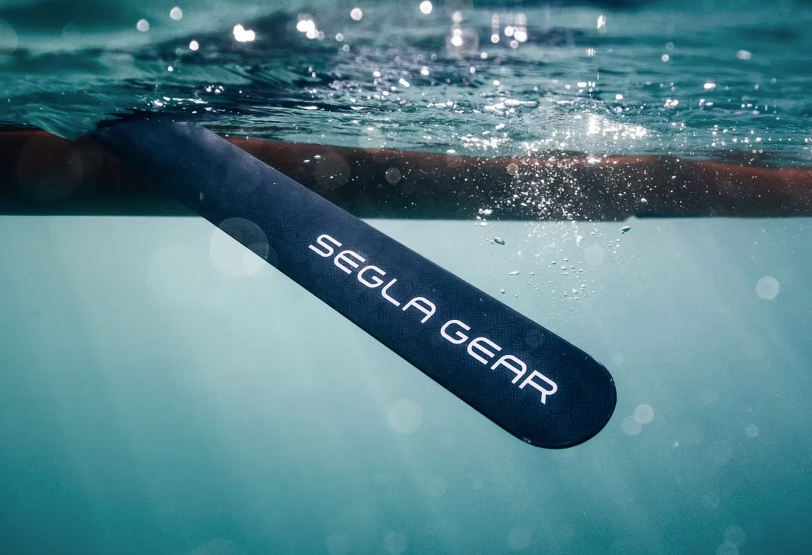 designkayaks segla gear testcenter professionelle carbonpagajer både europagajer og grønlandsårer billedet viser en Ikigai grønlandsåre pagaj blad i carbon under vand ved siden af en havkajak