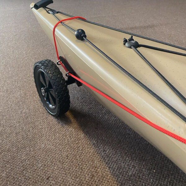 designkayaks segla gear kajakvogn der passer i lugen på alle designkayaks fastspændt omkring en unplugged