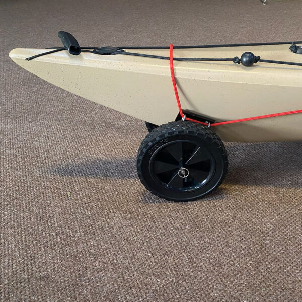 designkayaks segla gear kajakvogn der passer i lugen på alle designkayaks fastspændt omkring unplugged set fra siden