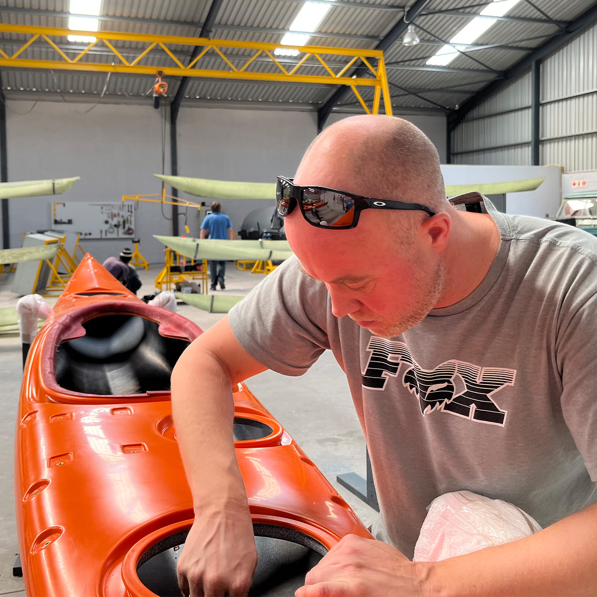 Søren Telling inspicerer en DesignKayaks på fabrikken i Sydafrika.