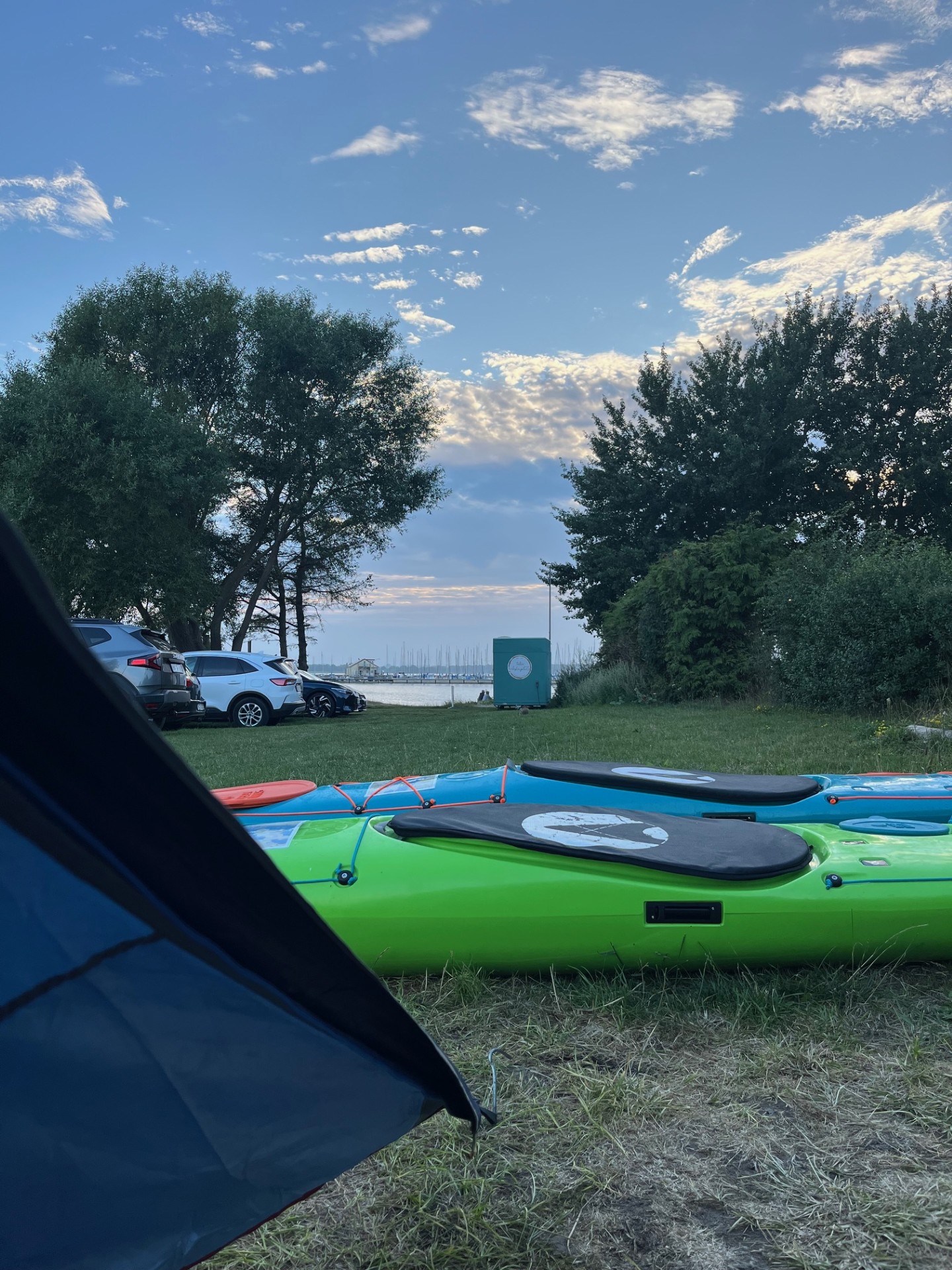 DesignKayaks på strand med cockpit covers på.